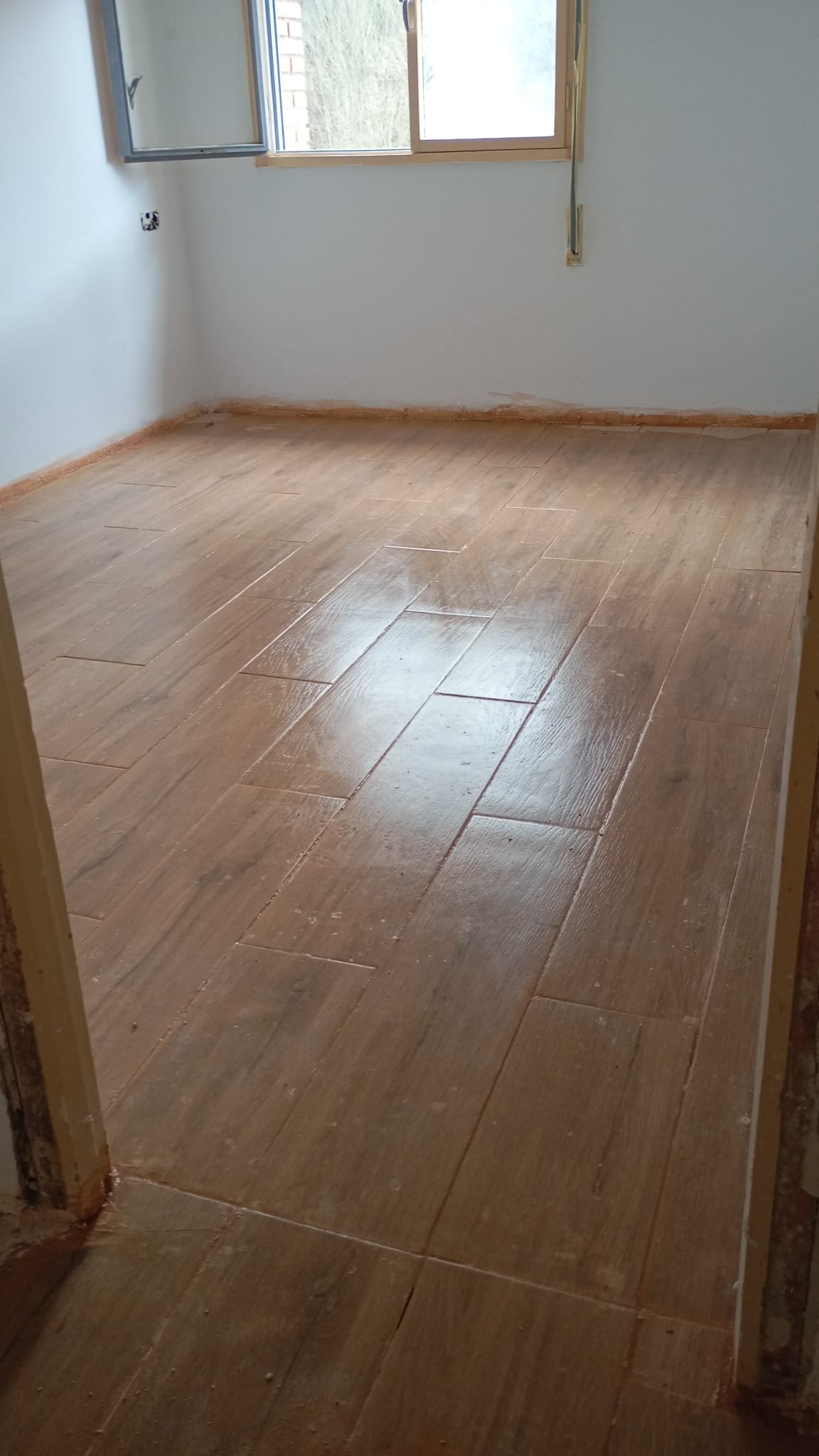Suelo laminado imitación madera instalado en una habitación