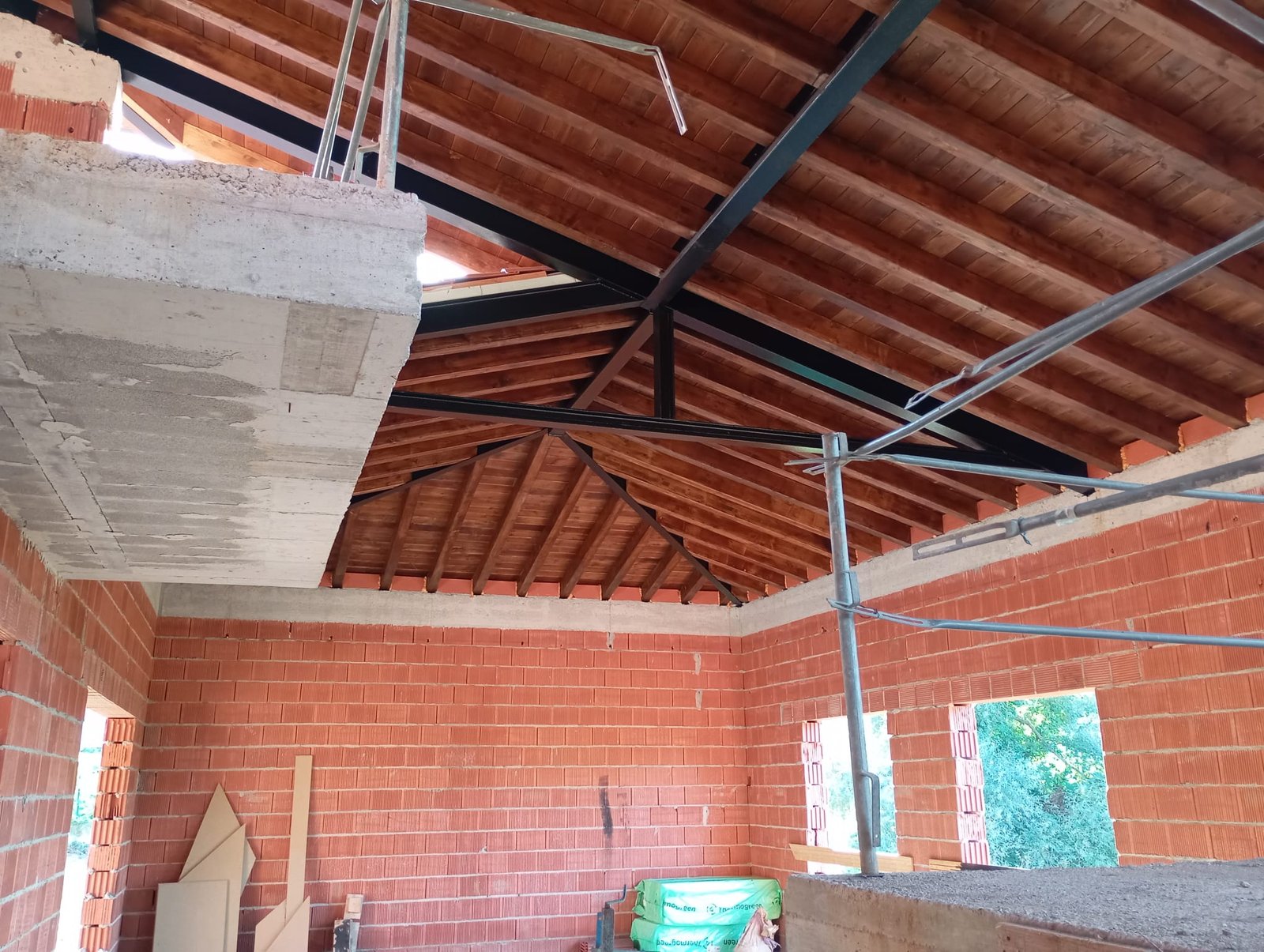 Estructura de cubierta de madera y teja en obra