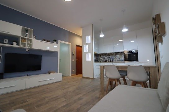 Salón y cocina abierta tras una reforma integral de piso