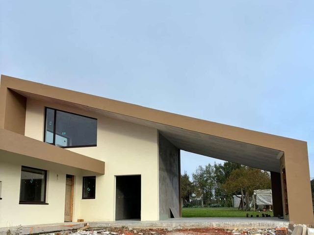 Vivienda de líneas modernas con voladizo, en fase de acabados