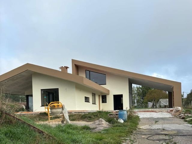 Vista general de la vivienda con voladizo y acceso