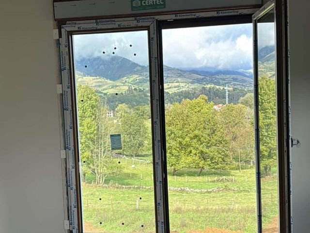Puerta balconera con vistas al valle